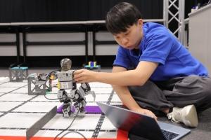 IVE Graduates Claim Championship of Autonomous Mobile Robotics in “Greater Bay Area International Youth Skills Competition 2025”, Showcasing Excellence in Artificial Intelligence and Robotics